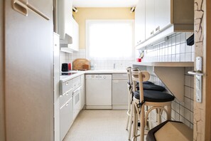 Kühlschrank, Mikrowelle, Ofen, Geschirrspüler