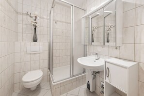 Hair dryer, towels, soap, toilet paper - Apartment Moin & Meer - 3min to the beach, terrace, parking & great design (Trassenheide)