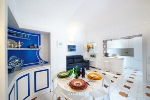 Maison, piscine privée, vue sur la mer | Aire de séjour | Téléviseur à écran plat de 32 po avec télévision numérique