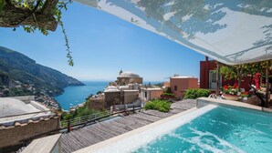 A rooftop pool with a view of the sea and buildings. - YourHome - La Casupola (Positano)