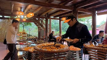 Bao gồm bữa sáng đầy đủ hàng ngày