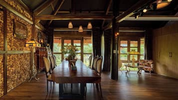 Phòng tập thể Deluxe | 1 phòng ngủ, bộ đồ giường cao cấp, minibar, trang trí khác biệt