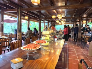 Café da manhã completo grátis todos os dias