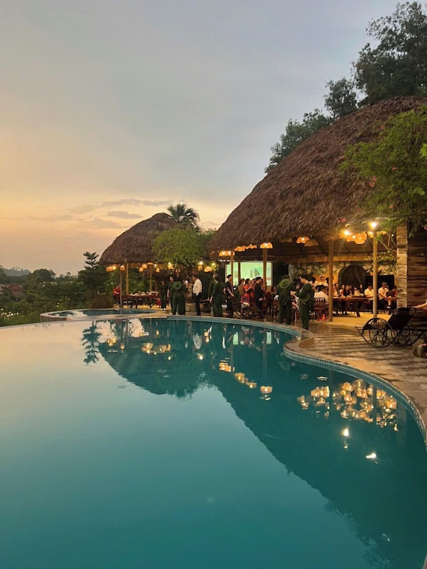 Bar en bord de piscine
