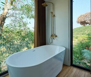 Basic-Zimmer | Badezimmer | Duschwanne, kostenlose Toilettenartikel, Haartrockner, Bademäntel
