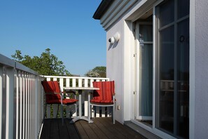 Property grounds - The particularly spacious Apartment Suite offers pure relaxation. (Ahrenshoop)