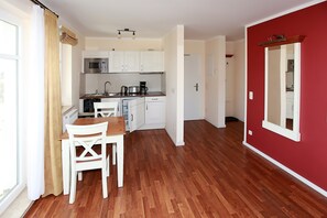 Réfrigérateur, micro-ondes, plaque de cuisson, lave-vaisselle