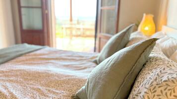 3 bedrooms, desk, iron/ironing board, free WiFi