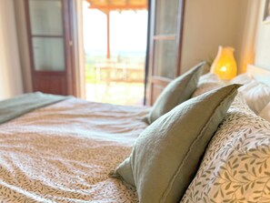 3 bedrooms, desk, iron/ironing board, free WiFi