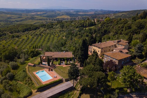 Tuscan Farmhouse Getaway: Private garden, fantastic pool and panoramic view!