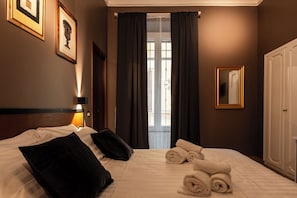 高級雙人房 | 客房內保險箱、書桌、筆電工作空間、熨斗/熨衣板