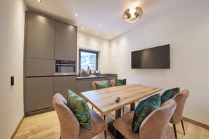 Comfort Apartment, 2 Bedrooms, Balcony, Mountain View | Private kitchen