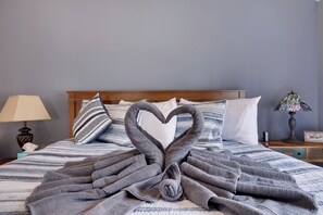 3 bedrooms, desk, iron/ironing board, travel crib