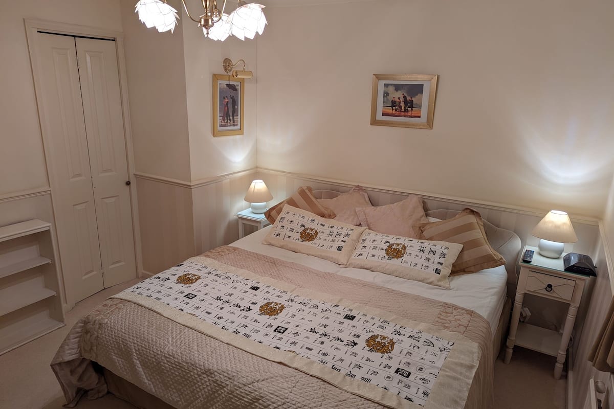 Superior Double Room, Ensuite, Garden View (Roses) | Iron/ironing board, free WiFi