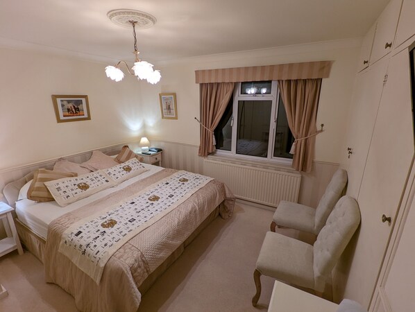 Superior Double Room, Ensuite, Garden View (Roses) | Iron/ironing board, free WiFi - SUMMERFIELDS HOUSE (Hastings)