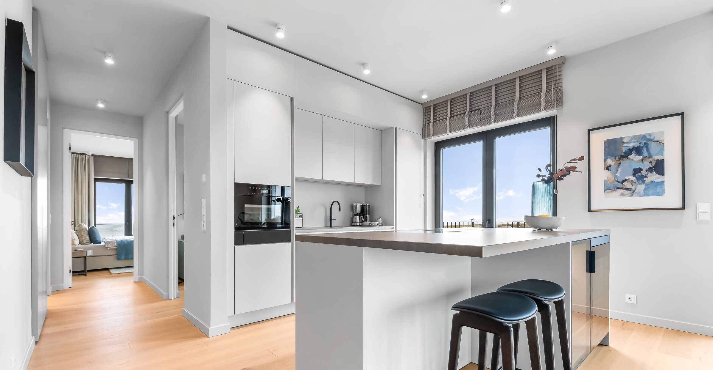 Een koelkast, een oven, een kookplaat, een vaatwasser