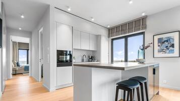 Een koelkast, een oven, een kookplaat, een vaatwasser