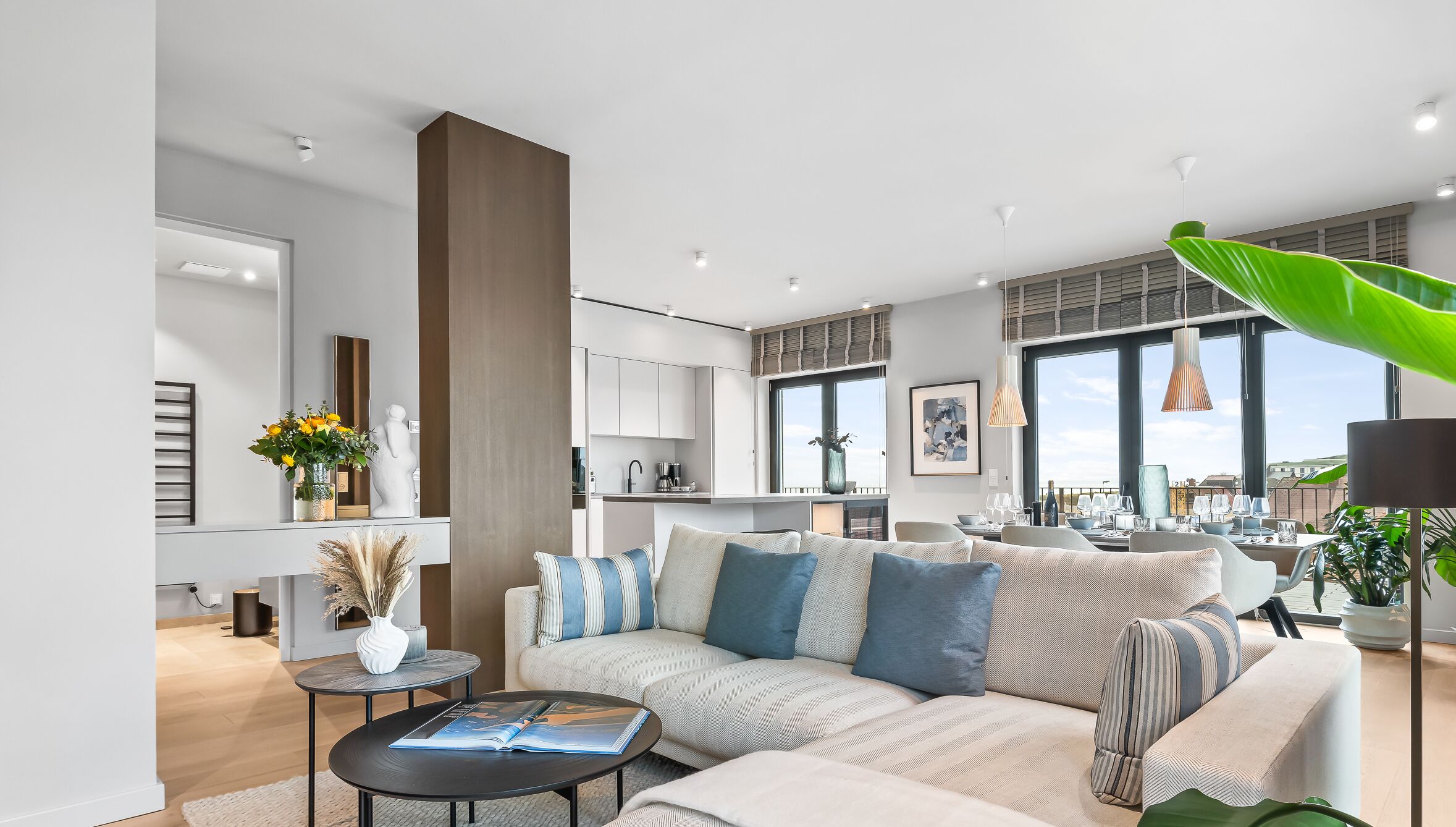 Een televisie, een open haard en een stereo