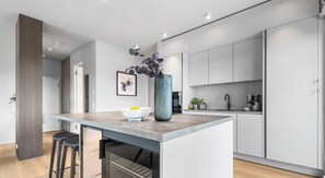 Fridge, oven, stovetop, dishwasher - Penthouse Suite with Sea View, Balcony, and Fireplace (List auf Sylt)