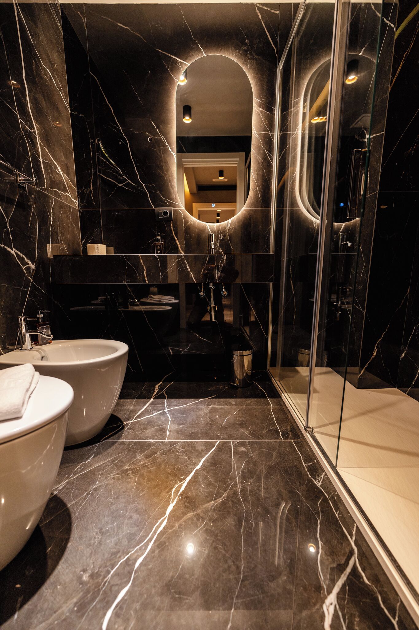 Dobbeltrom – superior, privat bad | Bad | Dusj, hårføner, håndklær og såpe