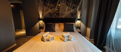 Superior tweepersoonskamer, privébadkamer | Een bureau, geluiddichte muren, een strijkplank/strijkijzer, gratis wifi