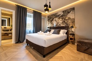 Une chambre moderne avec un grand lit, un mur décoratif en pierre et un plancher en bois.