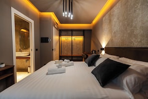 Superior Double Room, Private Bathroom | Meja, kalis bunyi, seterika/papan seterika, Wi-fi percuma