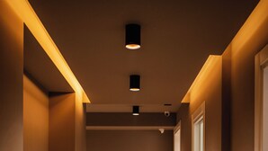 A narrow hallway with wooden flooring and recessed lighting. - Whim Collection Trastevere (Rome)