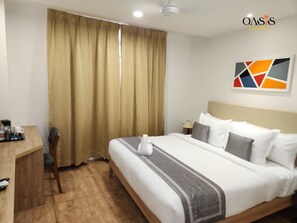 Escritorio, espacio para trabajar con laptop y wifi gratis 