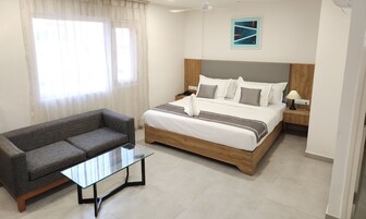 Escritorio, espacio para trabajar con laptop y wifi gratis 