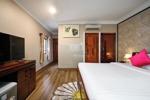 Signature Suite, City View | Minibar, in-room safe, desk, laptop workspace