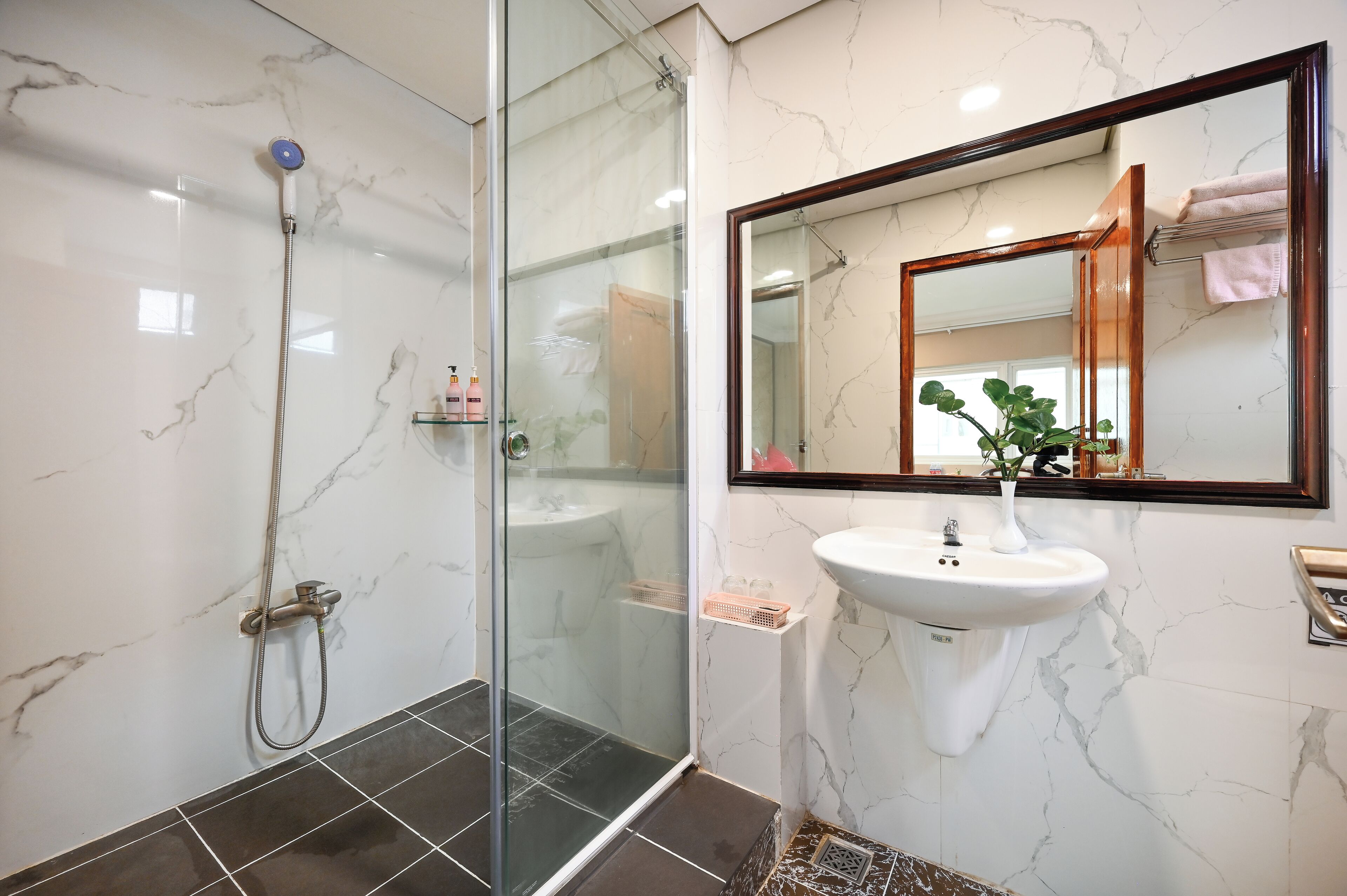 Signature Suite, City View | Bathroom | Shower, free toiletries, hair dryer, slippers