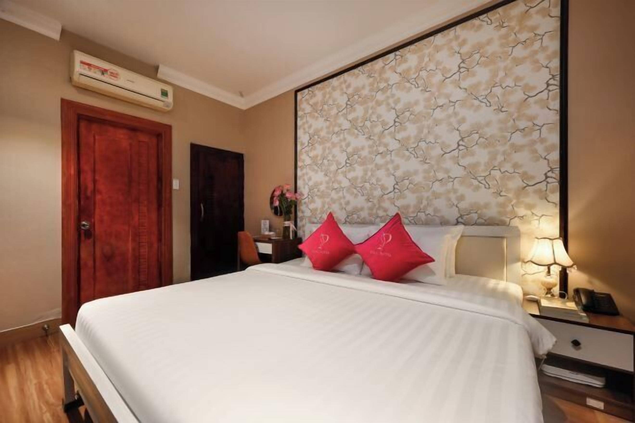 Minibar, coffres-forts dans les chambres, bureau