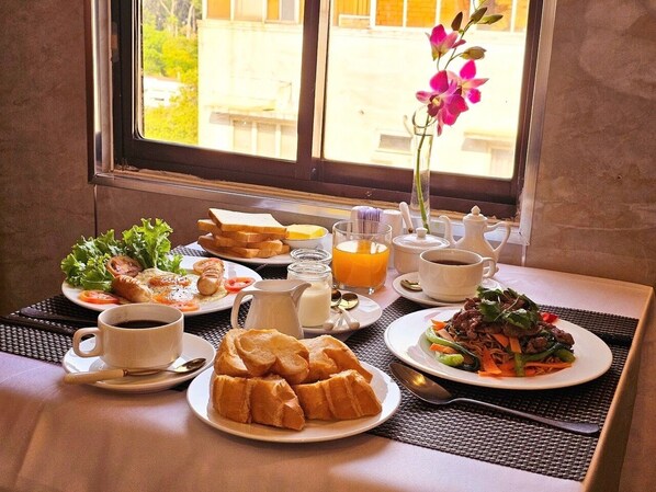 Free daily buffet breakfast