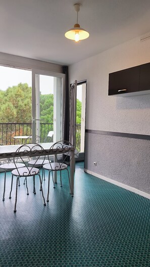 Dining - Argeles sur Mer T2 150m from the fine sandy beaches (Argeles sur Mer)