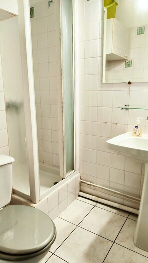 Shower, hair dryer - Argeles sur Mer T2 150m from the fine sandy beaches (Argeles sur Mer)