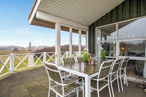 Outdoor dining - Charming holiday home close to the North Sea and Søndervig center. (Ringkøbing)