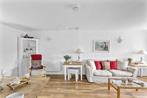 Tv, eldstad och böcker