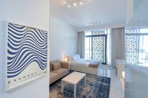 1 bedroom, in-room safe, iron/ironing board, WiFi - Vibrant Studio with Pool and Gym Access (Dubai)