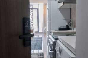 冷蔵庫、電子レンジ、オーブン、コンロ