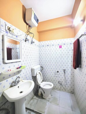 Bathroom - Cozy Guwahati Apartment With City & Mountain Views (Guwahati)