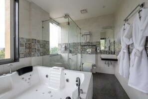 Suite | Baño | Bañera y ducha independientes, zapatillas, toallas y jabón