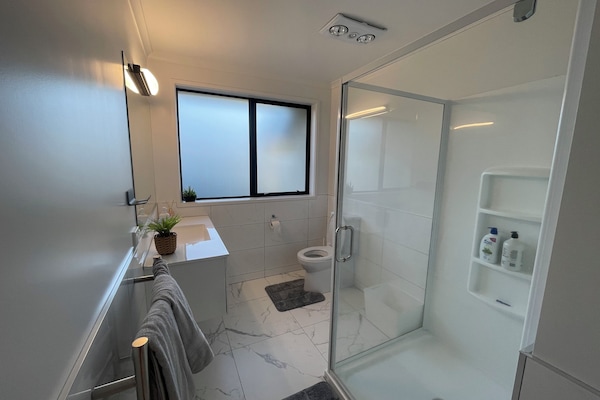 Een douche, een haardroger, handdoeken, zeep