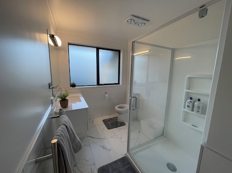Shower, hair dryer, towels, soap. Charming 2-bedroom apartment with WiFi, AC in amazing Rotorua