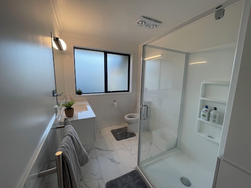 Charming 2-bedroom apartment with WiFi, AC in amazing Rotorua