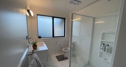 Charming 2-bedroom apartment with WiFi, AC in amazing Rotorua