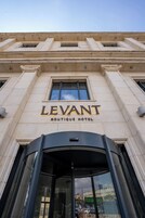 La entrada al Levant Boutique Hotel, con un diseño arquitectónico clásico.