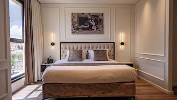 Een bureau, een strijkplank/strijkijzer, gratis wifi