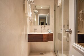 Desk, iron/ironing board, free WiFi - Levant Hotel (Jerusalem)