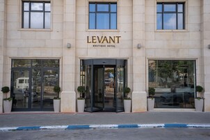 Un edificio con el cartel 'LEVANT BOUTIQUE HOTEL' sobre la entrada.